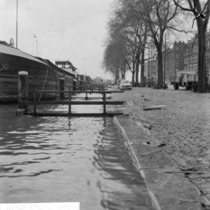 Wateroverlast te Rotterdam binnenschip aangemeerd aan een kade waarbij het wate, Bestanddeelnr 918-5339