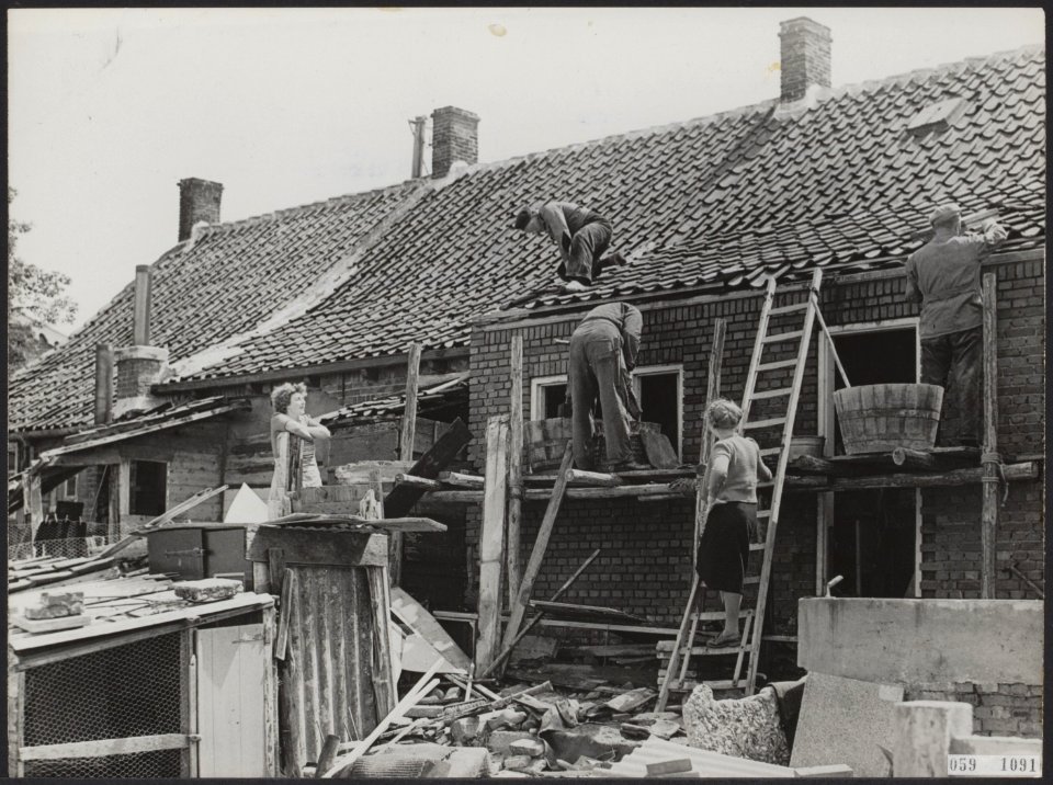 Watersnood 1953. Overal is men in de noodgebieden bezig, om die huizen welke men, Bestanddeelnr 059-1091