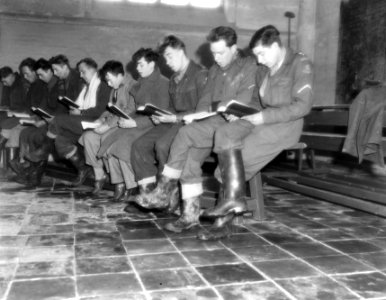 Watersnood 1953. Kerkdienst in Tholen in het overstroomde gebied. Militairen van, Bestanddeelnr 934-5448