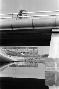 Waterpartij, flat en brug in aanbouw, Bestanddeelnr 921-6147