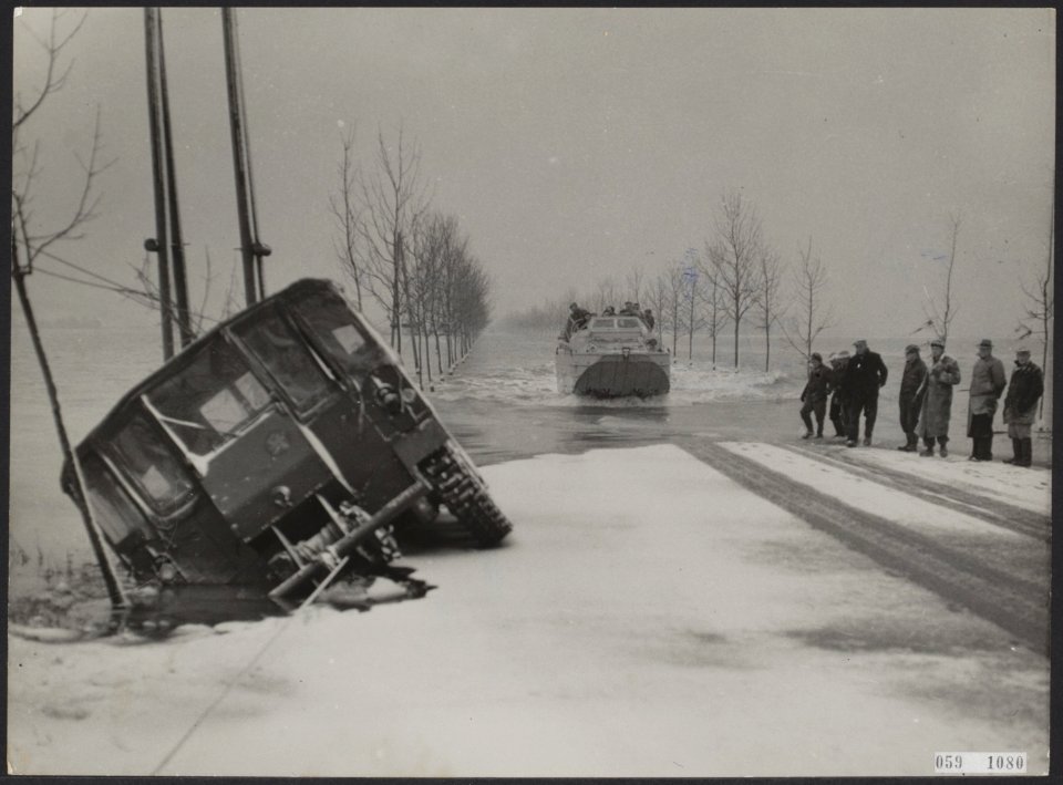 Watersnood 1953. In de noodgebieden bij Halsteren en Tholen. Tussen Halsteren en, Bestanddeelnr 059-1080