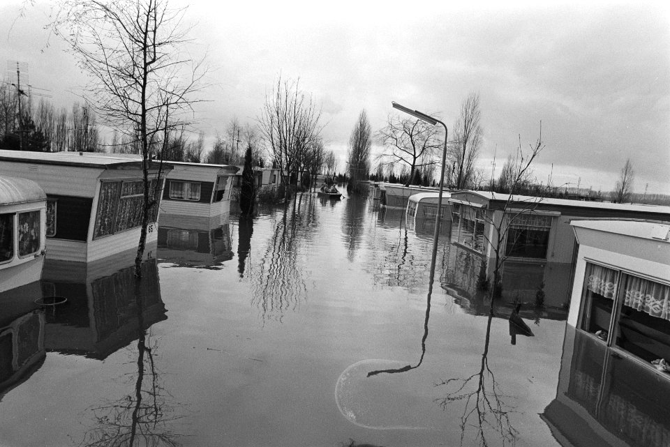 Wateroverlast langs de Maas onder water staande caravans, Bestanddeelnr 932-8660