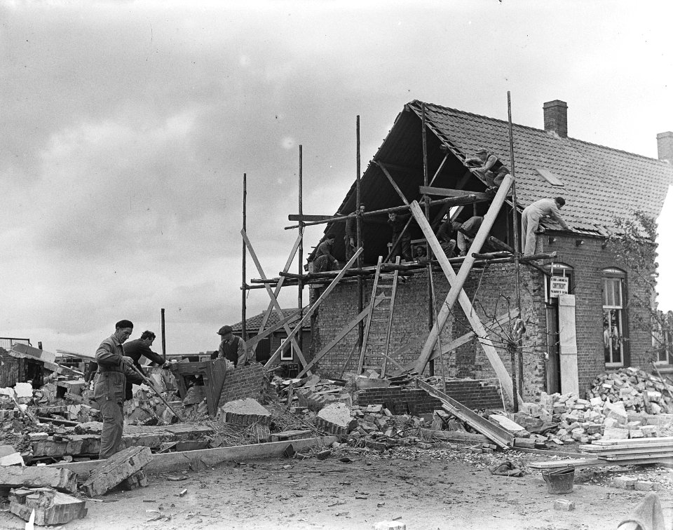 Watersnood 1953. Herstelwerkzaamheden in een straat te Stavenisse, Bestanddeelnr 905-7618