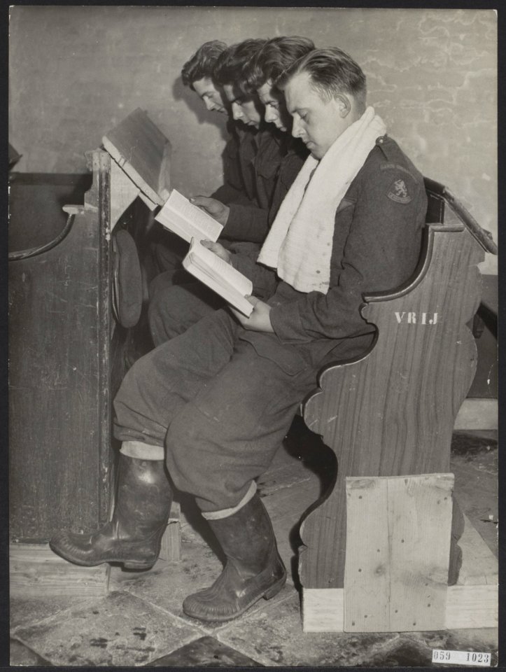 Watersnood 1953. Kerkdienst in Tholen in het overstroomde gebied. Militairen van, Bestanddeelnr 059-1023