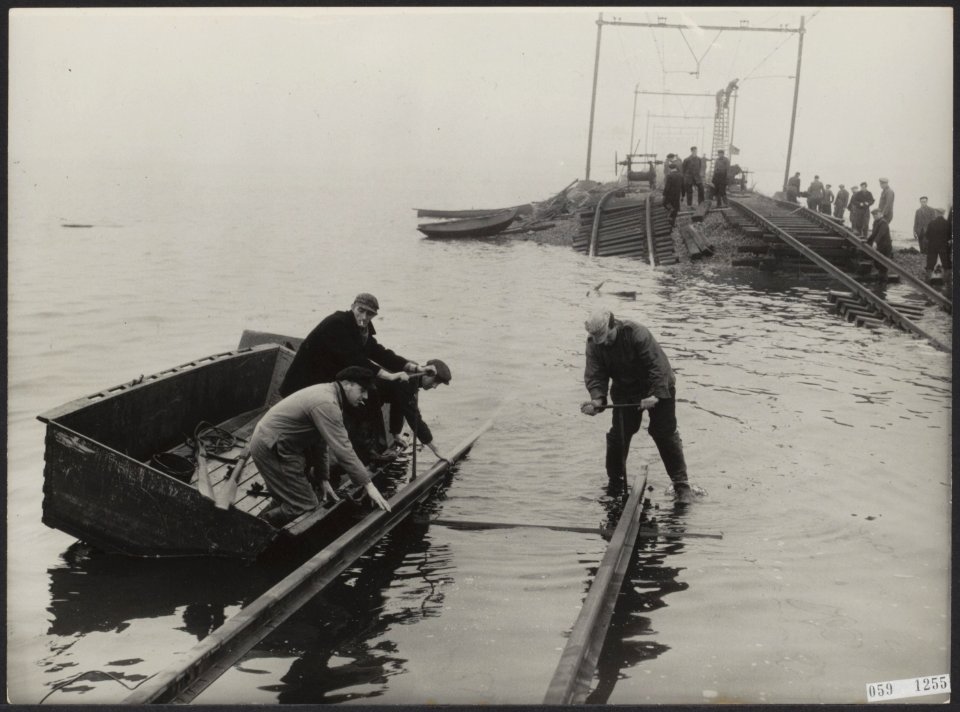 Watersnood 1953 Herstel van de spoorweg bij de Moerdijkbrug. De werklieden mak, Bestanddeelnr 059-1255