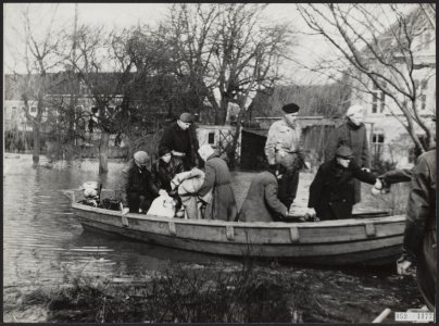 Watersnood 1953. Na veel moeite is men er in geslaagd geïsoleerde inwoners van ', Bestanddeelnr 059-1177