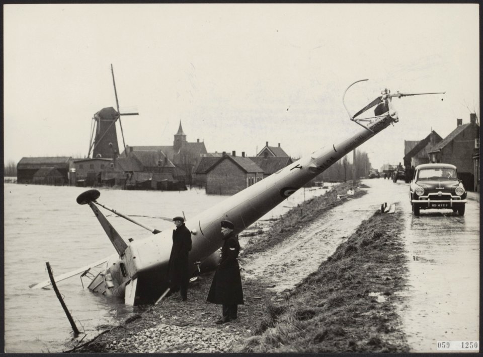 Watersnood 1953. Redder in Watersnood kwam in nood in het water. In Achthuizen, Bestanddeelnr 059-1250