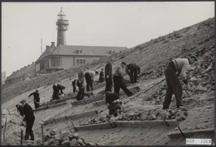 Watersnood 1953. Nu de boulevard van Scheveningen zover hersteld is dat de auto', Bestanddeelnr 059-1269