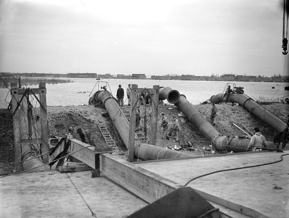Watersnood 1953. 's-Gravendeel in de Hoeksche Waard wordt droog gezogen door het, Bestanddeelnr 905-5673