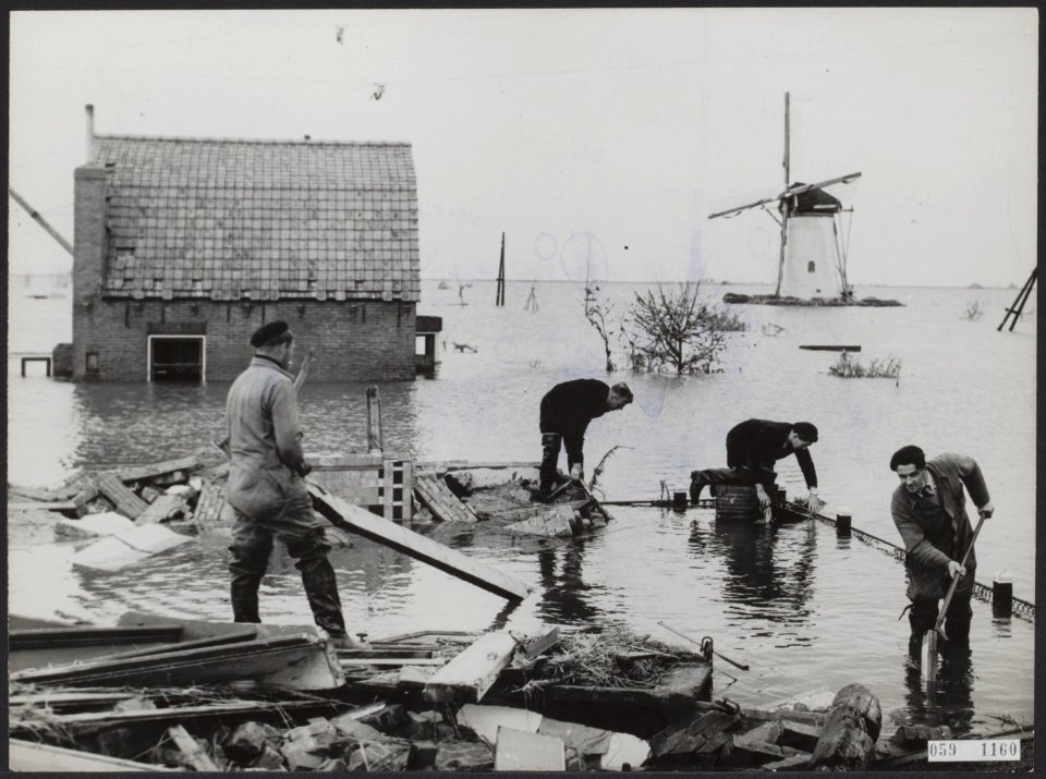 Watersnood 1953. In Nieuwerkerk op Duiveland staat het water nog tot aan de dake, Bestanddeelnr 059-1160