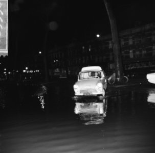 Wateroverlast te Rotterdam een Dafje tijdens een rit door een straat die blank , Bestanddeelnr 918-5338