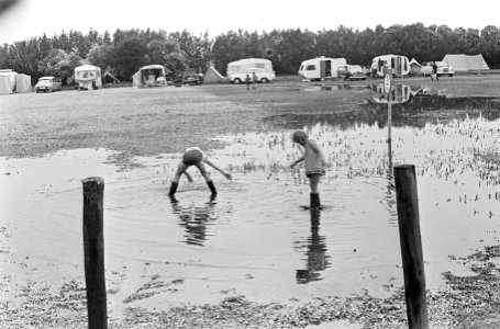 Wateroverlast op campings, kinderen spelen in plassen, Bestanddeelnr 919-3759