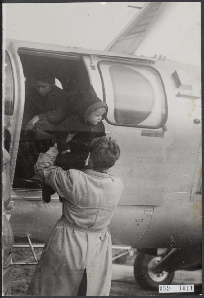 Watersnood, overstromingen, evacuees, reddingen, helicopters, Bestanddeelnr 059-1011