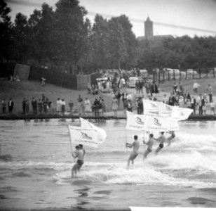 Waterskieers tijdens de vlaggenparade op de Bosbaan te Amsterdam, Bestanddeelnr 914-1635
