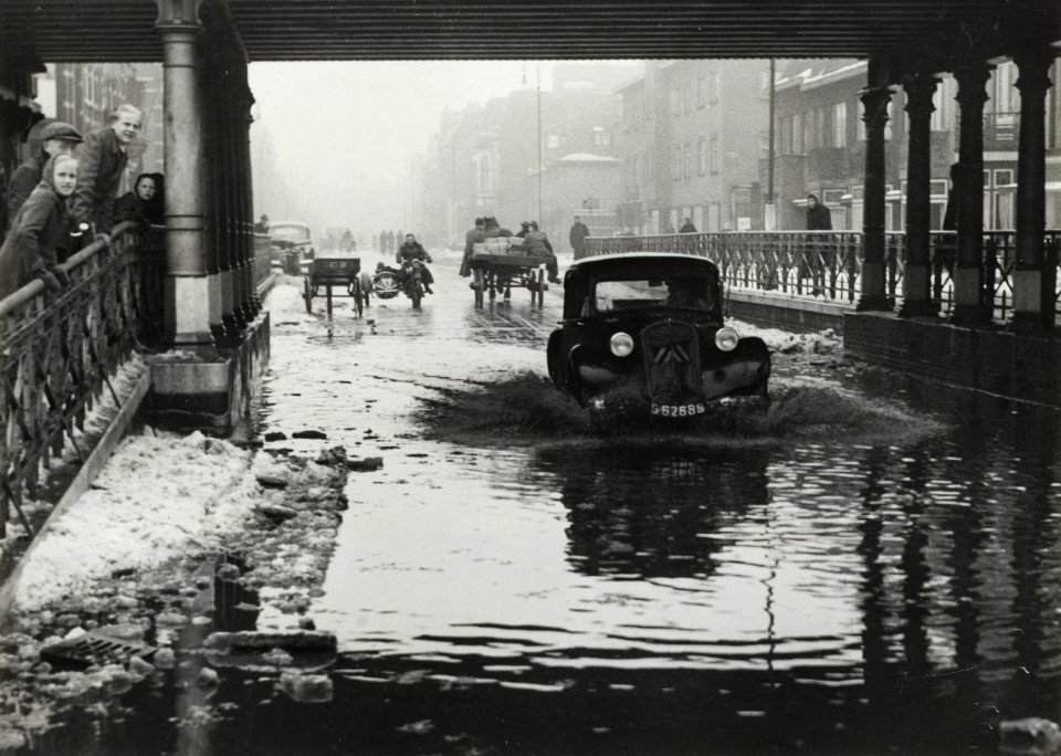 Wateroverlast onder het spoorwegviaduct over de Zijlweg te Haarlem afbeelding door Cees de Boer. - ca.1952. - 1 foto 12,2x17,1 cm. Afgebeeld is wateroverlast door smeltende sneeuw onder het , NL-HlmNHA 54010602