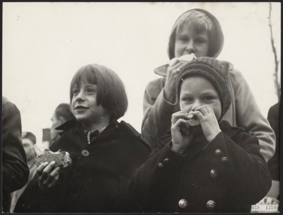 Watersnood 1953. Kinderen die juist uit Tholen per vlot zijn binnengebracht nabi, Bestanddeelnr 059-1350