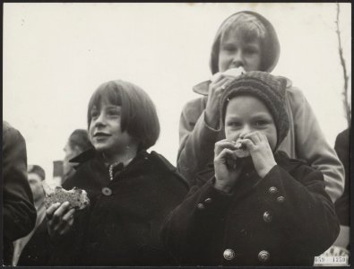Watersnood 1953. Kinderen die juist uit Tholen per vlot zijn binnengebracht nabi, Bestanddeelnr 059-1350