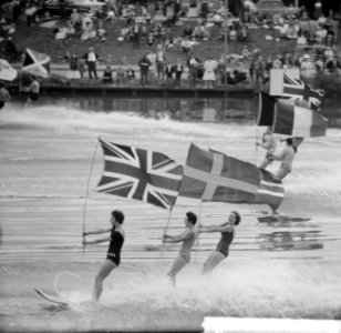 Waterskiërs tijdens de vlaggenparade op de Bosbaan te Amsterdam, Bestanddeelnr 914-1636