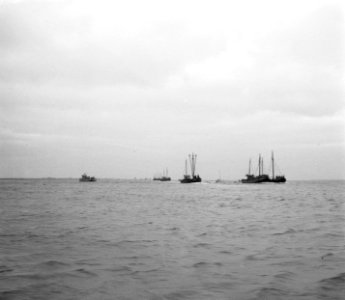 Watersnood. De botters uit Noord-Holland zijn in de Zeeuwse wateren gearriveerd…, Bestanddeelnr 905-5235