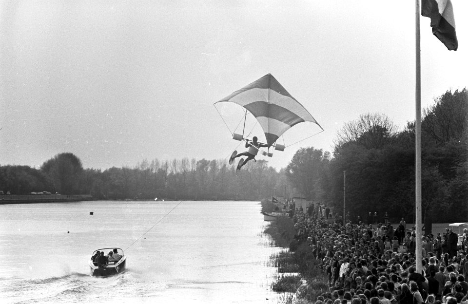 Watersportmanisfestatie op Bosbaan. De Franse wereldkampioen ski-vlieger Bernard, Bestanddeelnr 921-3067