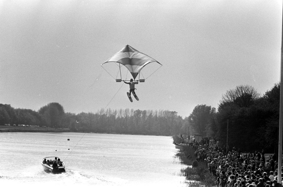 Watersportmanisfestatie op Bosbaan. De Franse wereldkampioen ski-vlieger Bernard, Bestanddeelnr 921-3068