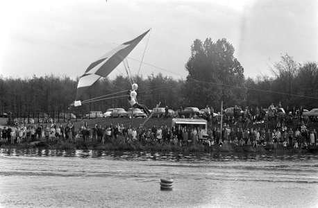 Watersportmanisfestatie op Bosbaan. De Franse wereldkampioen ski-vlieger Bernard, Bestanddeelnr 921-3070 photo
