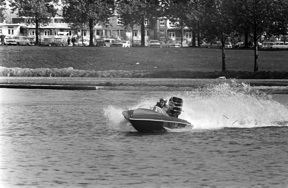 Watersportmanisfestatie op Bosbaan. Speedbootraces, aan kop Frans van Maanen gev, Bestanddeelnr 921-3073