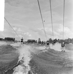 Waterskikampioenschappen op de Bosbaan, de kampioenen v.l.n.r. Edu Braskamp , Co, Bestanddeelnr 918-0287