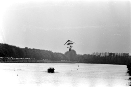 Watersportmanisfestatie op Bosbaan. De Franse wereldkampioen ski-vlieger Bernard, Bestanddeelnr 921-3069 photo