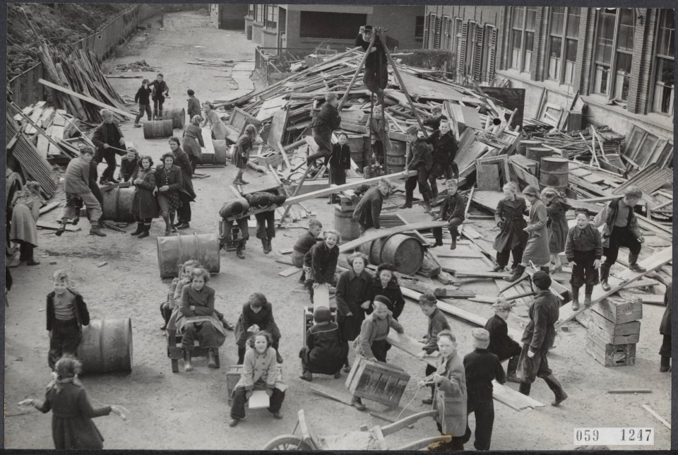 Watersnood 1953 In Herkingen op Goeree-Overflakkee heeft de jeugd veel te spel, Bestanddeelnr 059-1247
