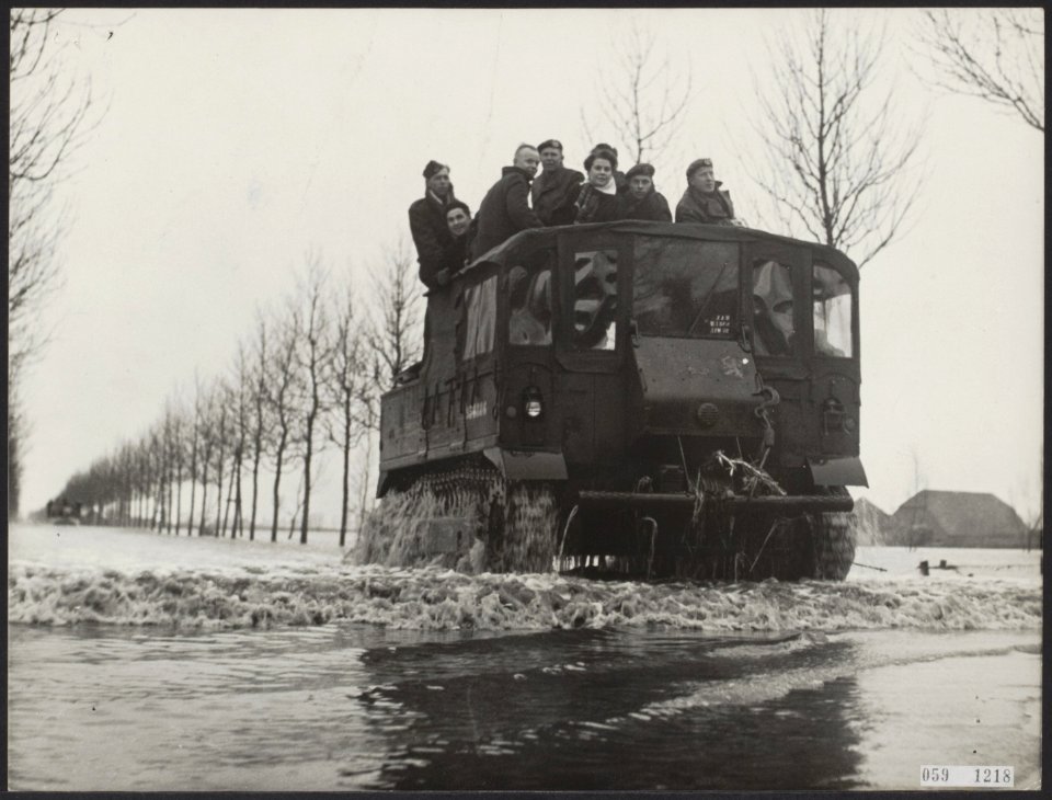 Watersnood 1953 Franse pontonniers die zich in amfibische voertuigen naar de g, Bestanddeelnr 059-1218