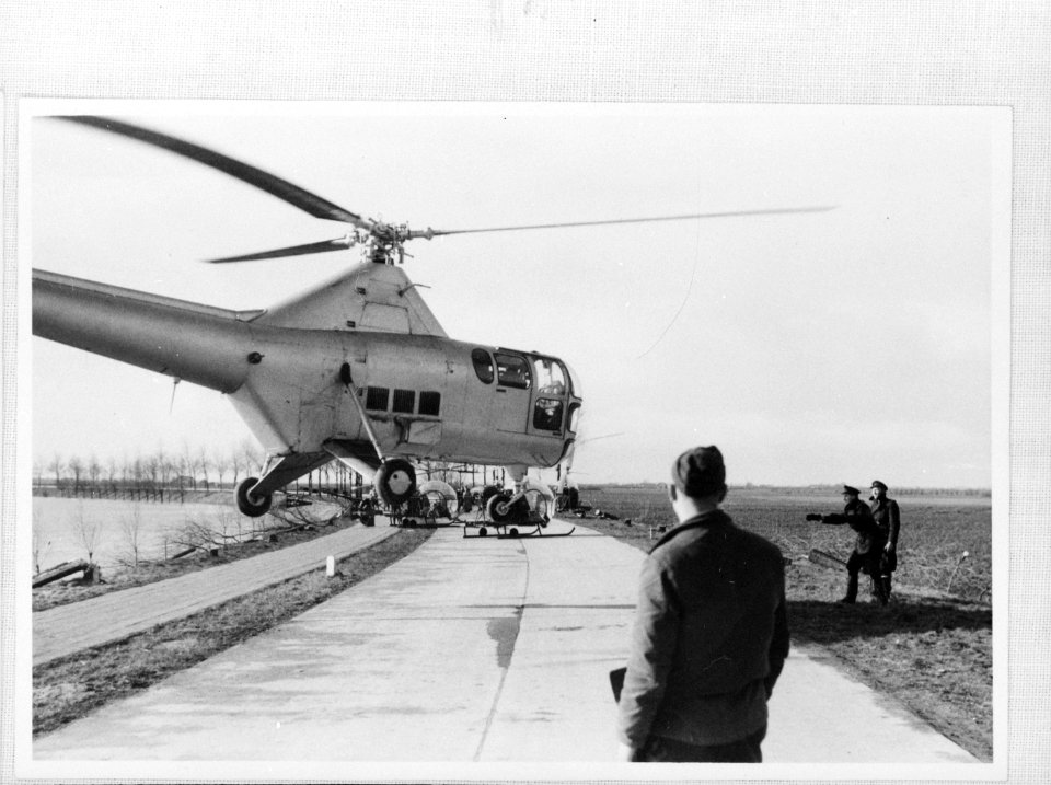Watersnood 1953 Helicopter land op autoweg Anderen zijn reeds geland, Bestanddeelnr 255-7347