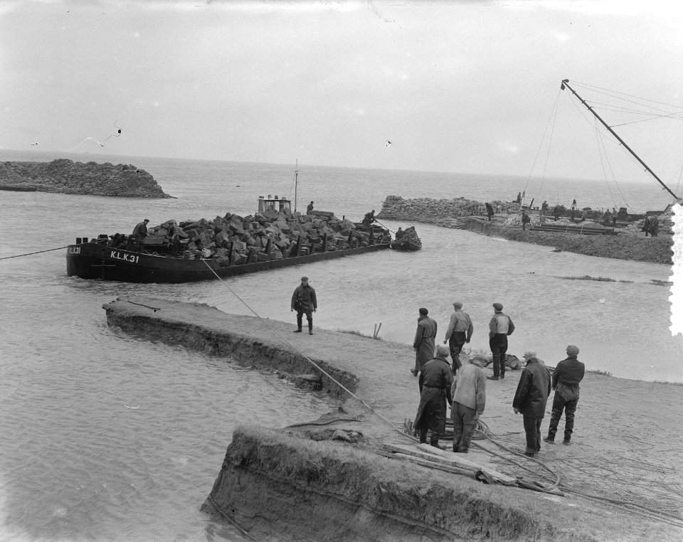 Watersnood 1953 Het dijkgat bij Herkingen op Goeree-Overflakkee, dat in begin f, Bestanddeelnr 905-5960