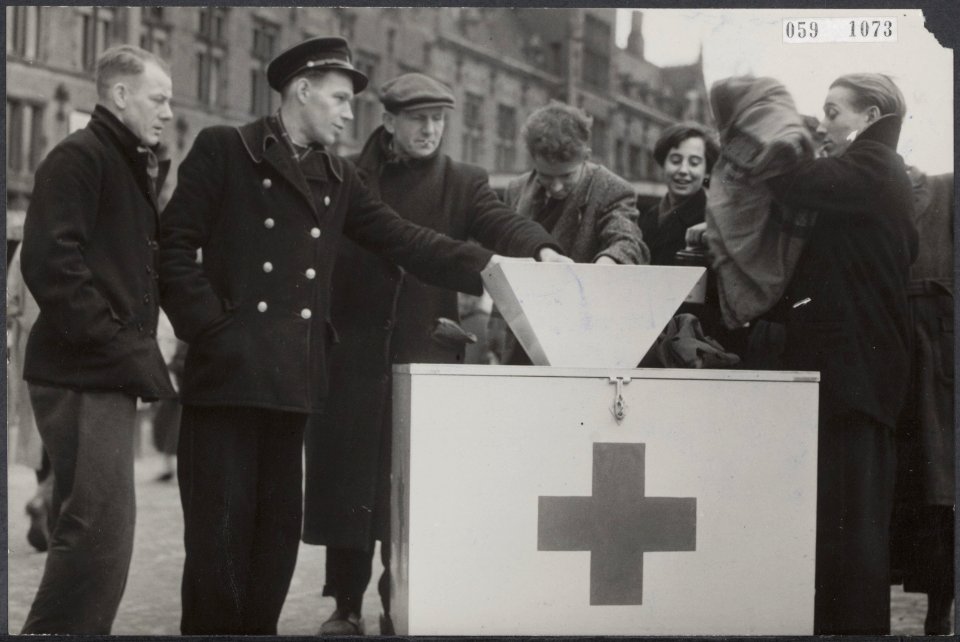 Watersnood 1953 Duizenden scholieren van middelbare scholen hebben zich direct , Bestanddeelnr 059-1073