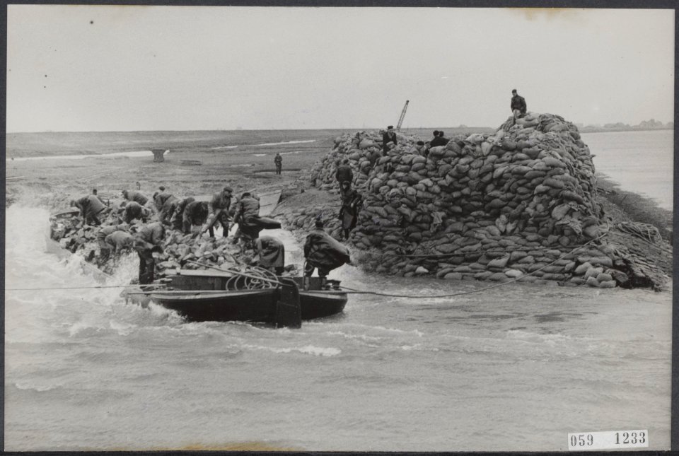 Watersnood 1953 Het dijkgat bij Herkingen op Goeree-Overflakkee, dat in begin , Bestanddeelnr 059-1233