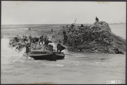 Watersnood 1953 Het dijkgat bij Herkingen op Goeree-Overflakkee, dat in begin , Bestanddeelnr 059-1233