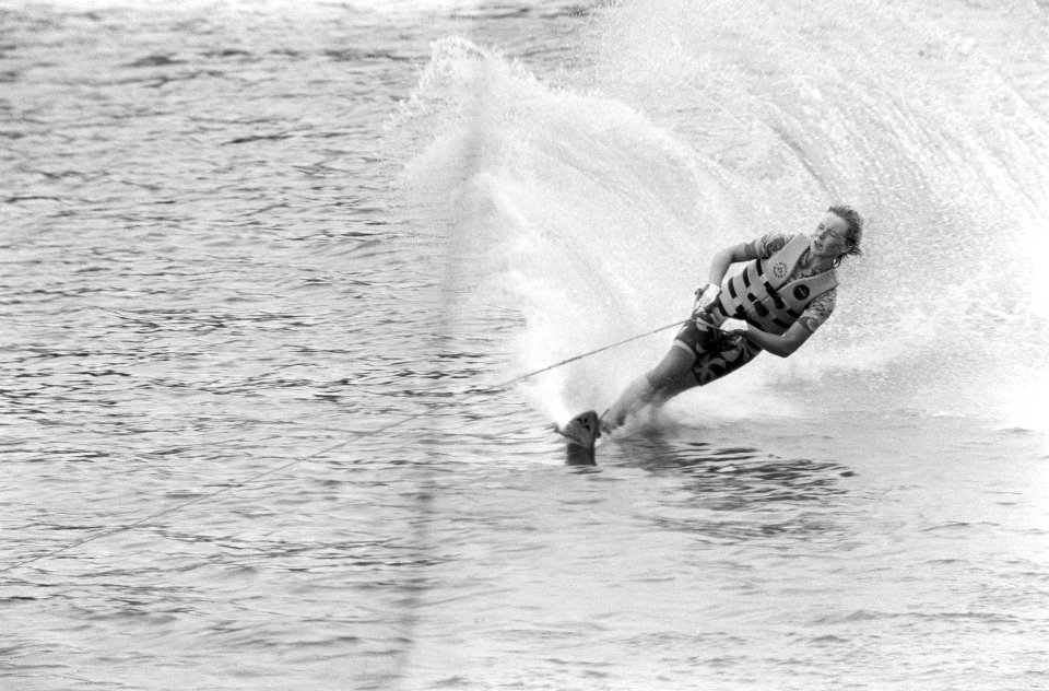 Waterskikampioenschappen van Europa op Bosbaan in Amsterdam Nederlands meisje Fa, Bestanddeelnr 927-3524