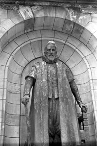 Waterzak op hoofd beeld van Johan van Oldenbarneveldt bij stadhuis te Rotterdam, Bestanddeelnr 919-3670