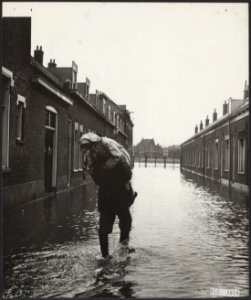 Watersnood, overstromingen, evacuees, reddingen, Bestanddeelnr 059-1010