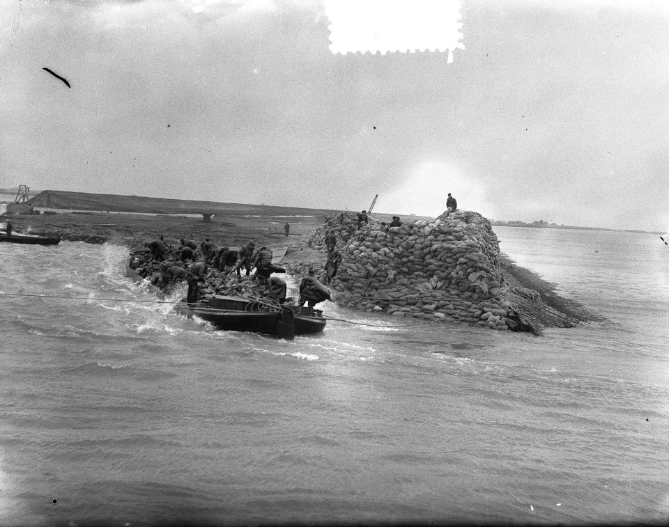 Watersnood 1953 Het dijkgat bij Herkingen op Goeree-Overflakkee, dat in begin f, Bestanddeelnr 905-5956