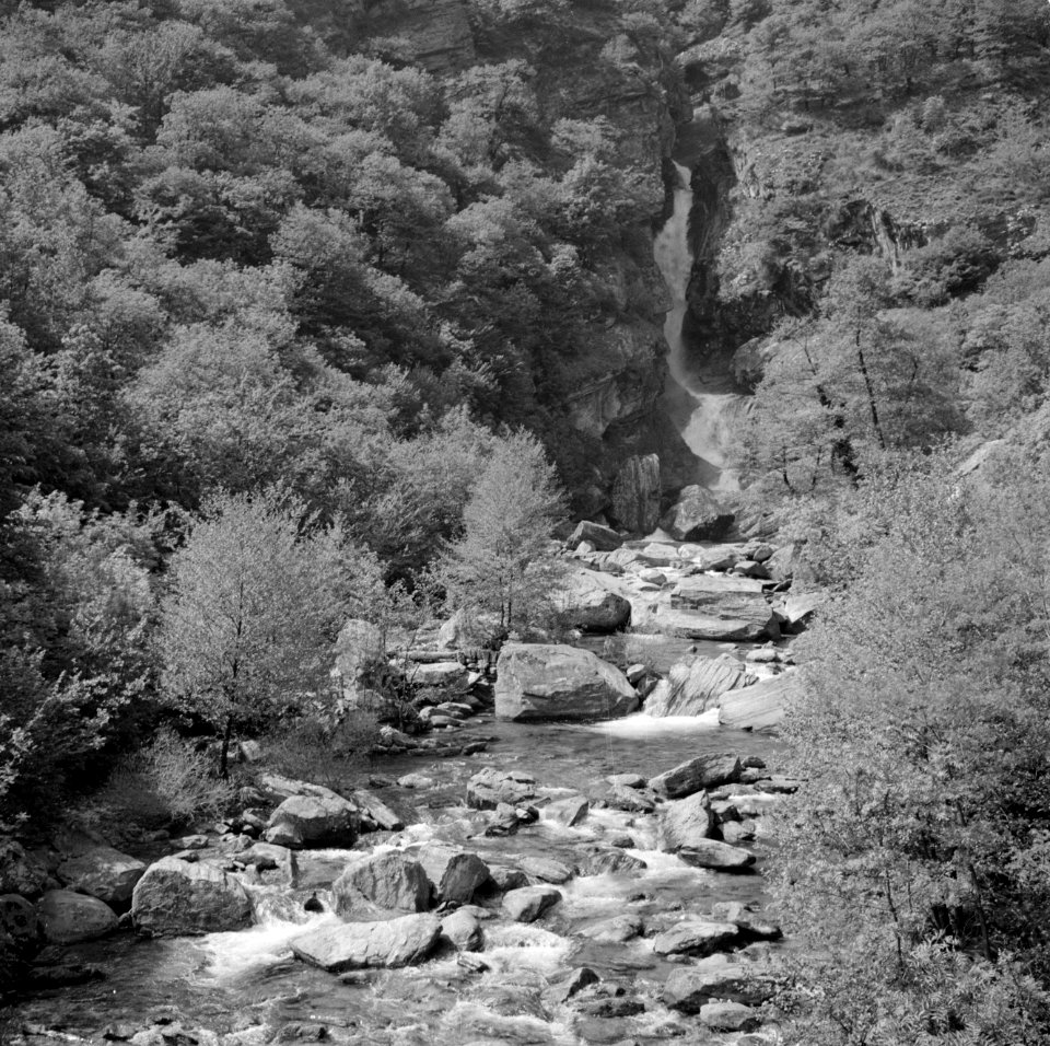 Waterval en beek in het Maggia dal, een van de dalen van Tessin, Bestanddeelnr 254-5096