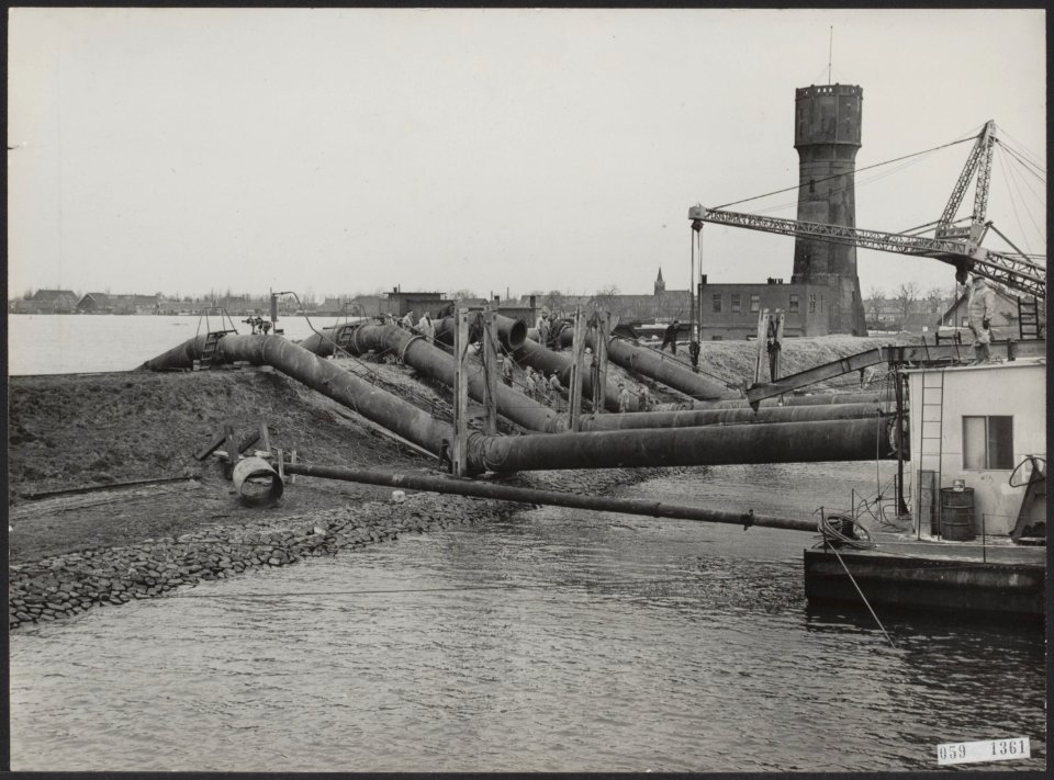 Watersnood 1953. 's-Gravendeel in de Hoeksche Waard wordt droog gezogen door het, Bestanddeelnr 059-1361