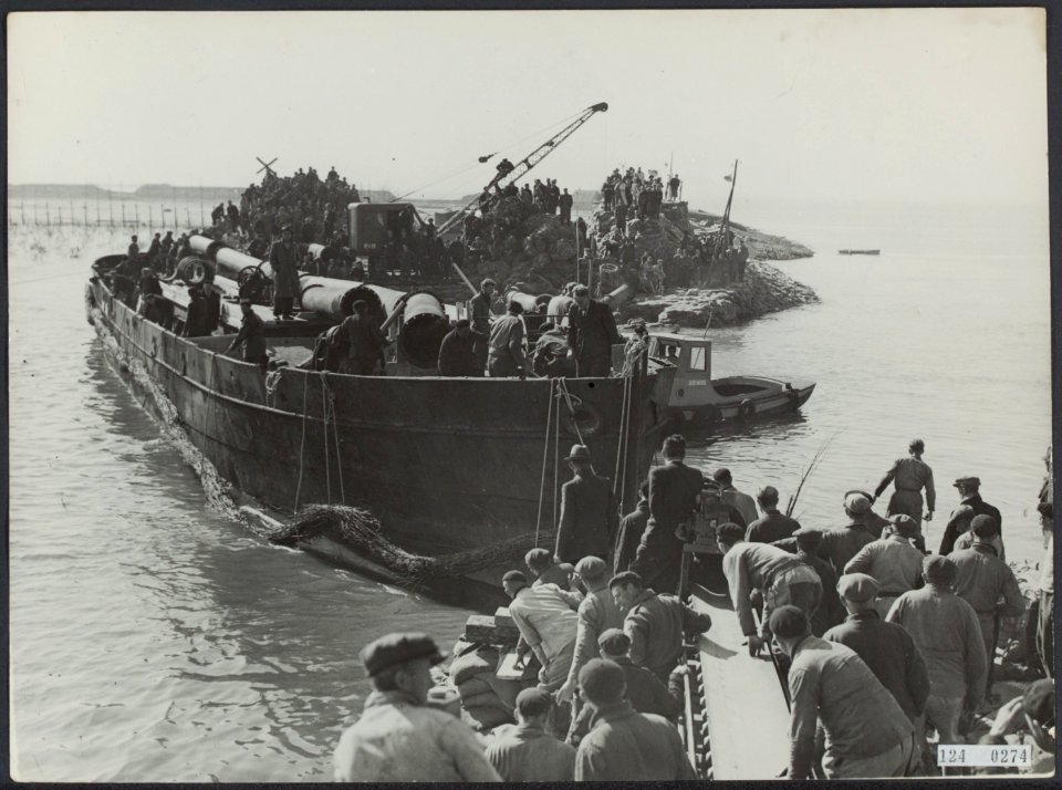 Watersnoodramp 1953. Dichting van het dijkgat bij Bath op Zuid-Beveland door het, Bestanddeelnr 124-0274