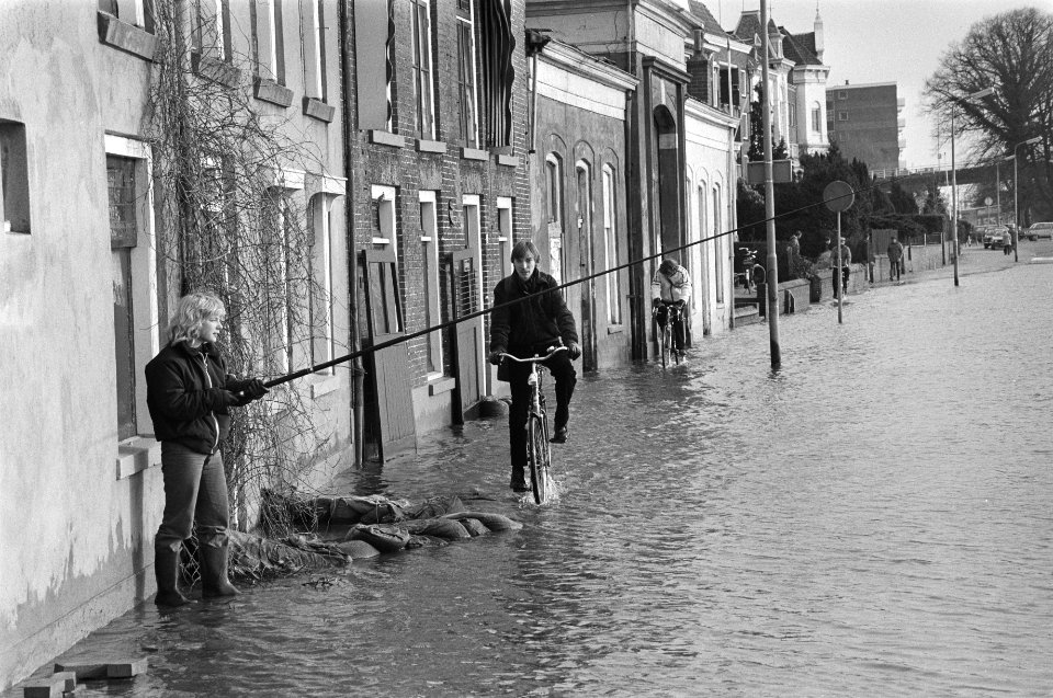 Wateroverlast door smelt- en regenwater. Vissers vist in straat in Deventer, Bestanddeelnr 931-8989