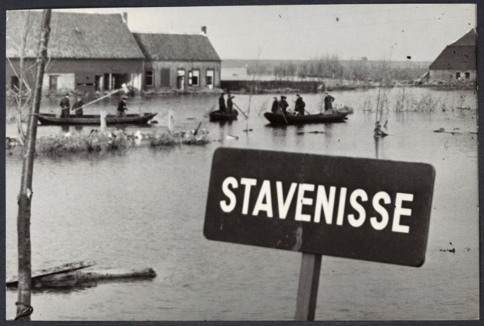 Watersnoodramp 1953 Overstroming Stavenisse Terugkeer bewoners met bootjes, Bestanddeelnr 123-1338