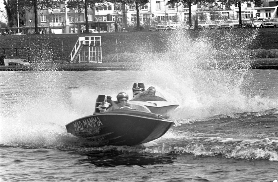 Watersportmanisfestatie op Bosbaan. Speedbootraces, aan kop Frans van Maanen gev, Bestanddeelnr 921-3072