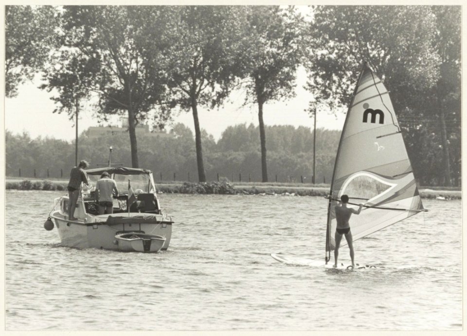 Watersport op de Molenplas, ziende naar het oosten. NL-HlmNHA 54013928