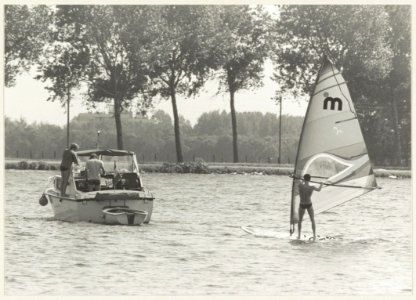 Watersport op de Molenplas, ziende naar het oosten. NL-HlmNHA 54013928