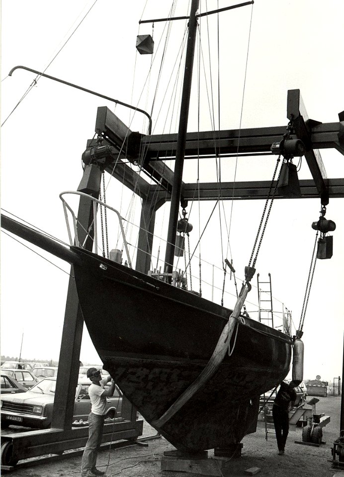 Watersportvereniging IJmond. Een kijkje op de jachthaven van de vereniging. Aangekocht in 1984 van fotograaf C. de Boer. - Gepubliceerd in het Haarlems Dagblad van 13.08.1983. Identificatien, NL-HlmNHA 1478 25900 K 38
