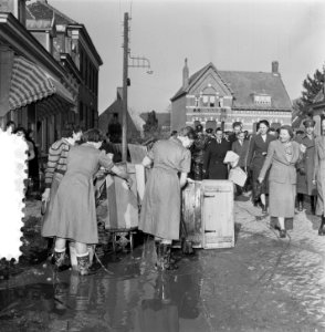 Watersnoodramp 1953. Koningin Juliana bracht een onverwacht bezoek aan Nieuw-Vos, Bestanddeelnr 905-6111